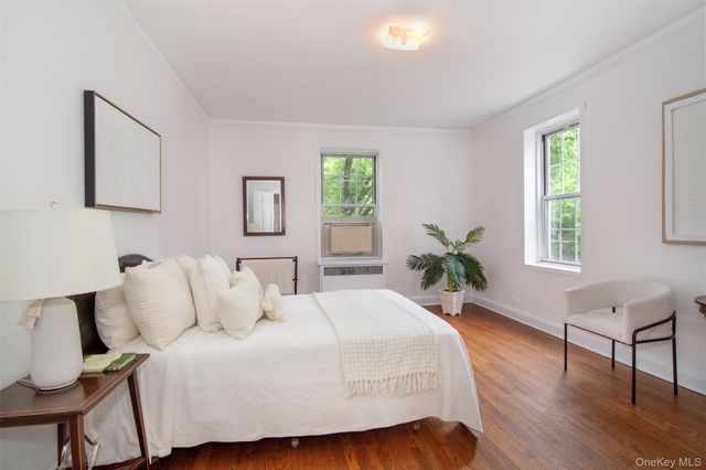 4 Midland Gdns Apt 3J, Bronxville, NY 10708