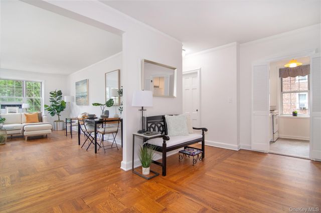 4 Midland Gdns Apt 3J, Bronxville, NY 10708