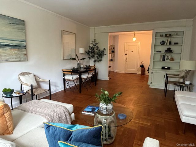 4 Midland Gdns Apt 3J, Bronxville, NY 10708