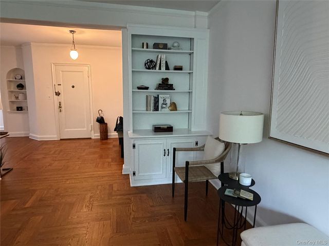 4 Midland Gdns Apt 3J, Bronxville, NY 10708