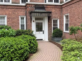 4 Midland Gdns Apt 3J, Bronxville, NY 10708