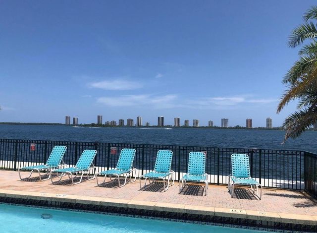 1040 Lake Shore Drive 206, West Palm Beach, FL 33403