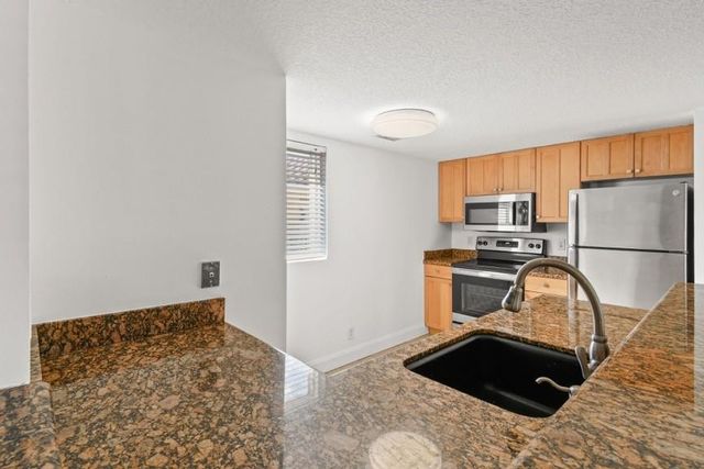 1040 Lake Shore Drive 206, West Palm Beach, FL 33403