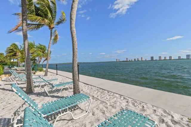 1040 Lake Shore Drive 206, West Palm Beach, FL 33403