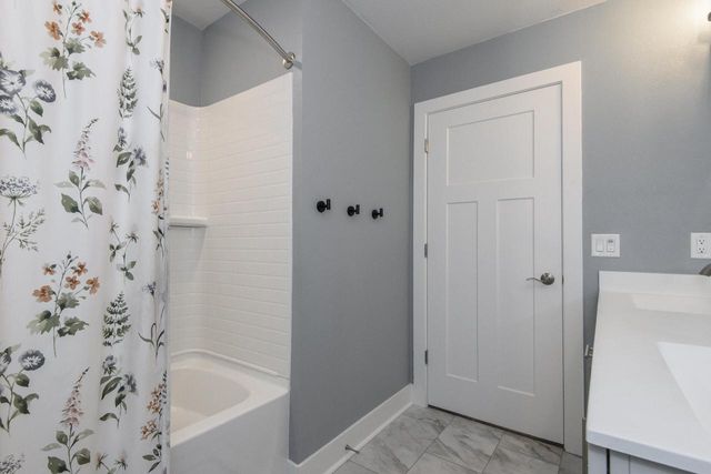 W176N7392 Amethyst DRIVE, Menomonee Falls, WI 53051