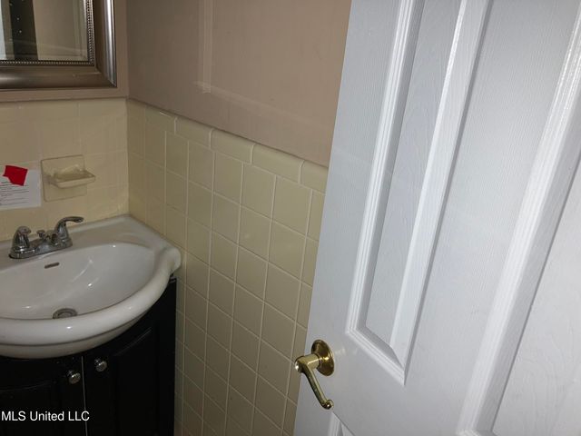 1002 Autumn Street, Jackson, MS 39212