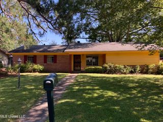 1002 Autumn Street, Jackson, MS 39212