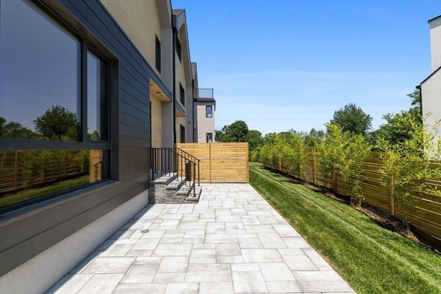 7 Algonquin Rd 1, Newton, MA 02467