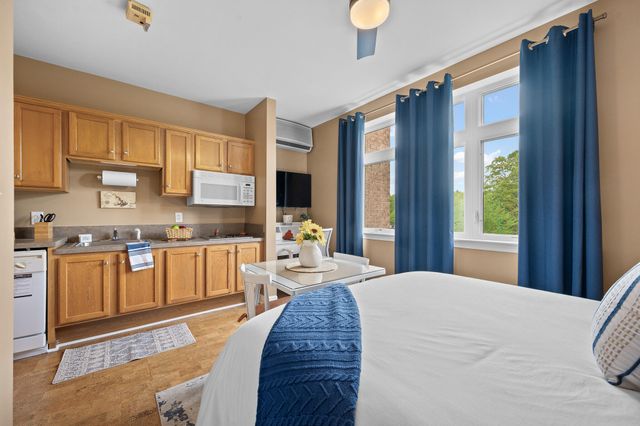 1273 Graves Harbor Trl Apt 3301, Huddleston, VA 24104