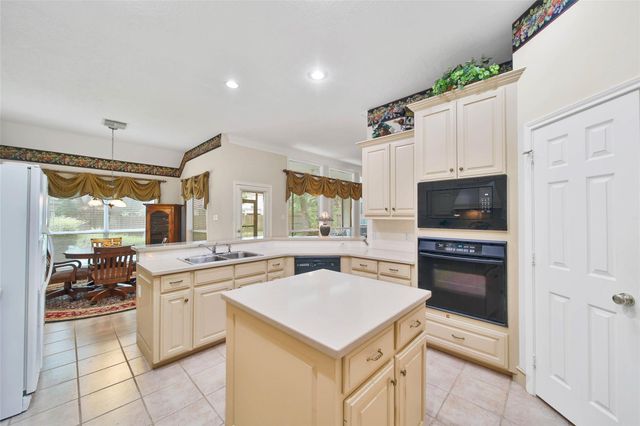 2601 Woods Estates Drive, Conroe, TX 77304