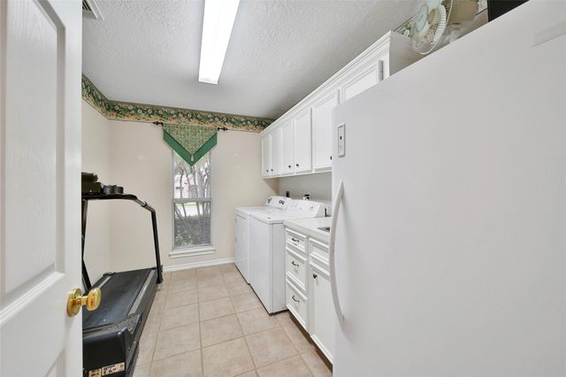 2601 Woods Estates Drive, Conroe, TX 77304