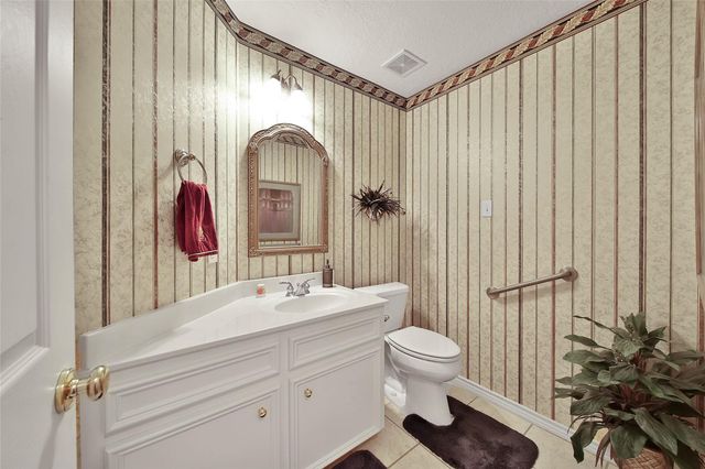 2601 Woods Estates Drive, Conroe, TX 77304