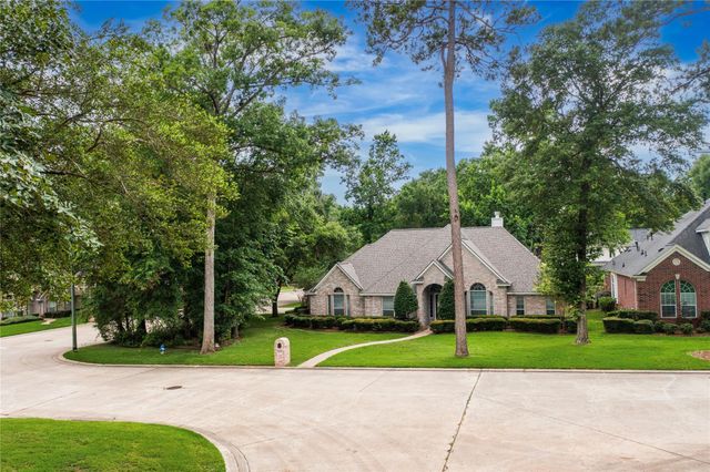2601 Woods Estates Drive, Conroe, TX 77304