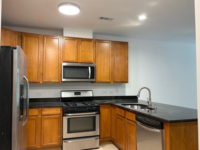 6436 ROOSEVELT Road 208, Oak Park, IL 60304