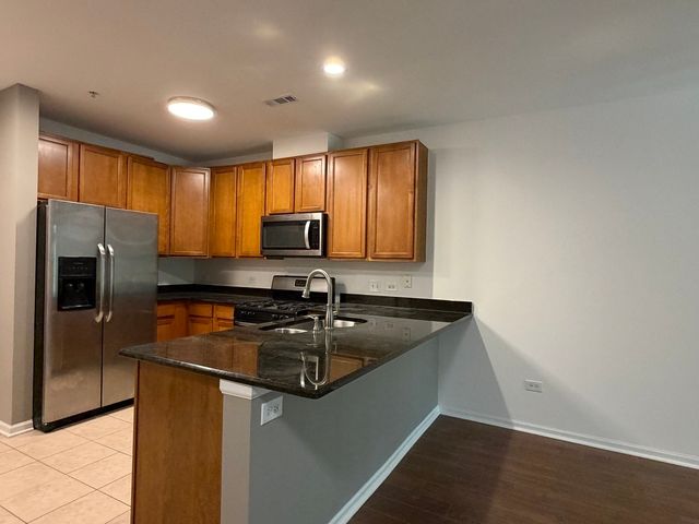 6436 ROOSEVELT Road 208, Oak Park, IL 60304