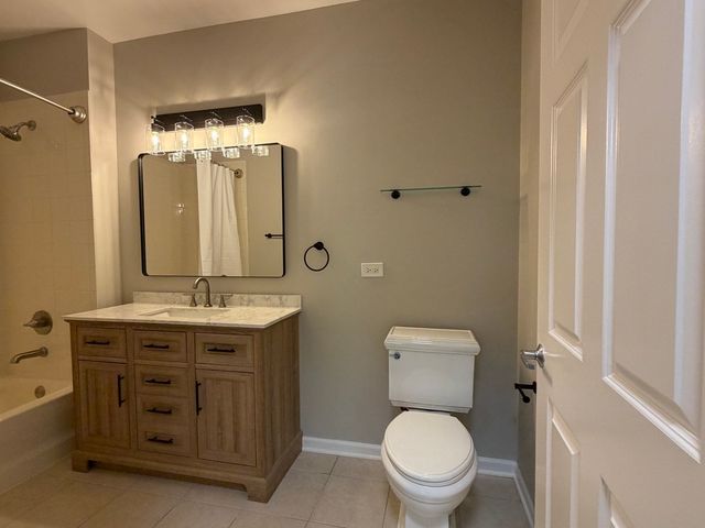6436 ROOSEVELT Road 208, Oak Park, IL 60304