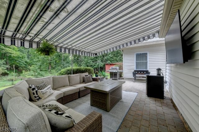 64 Grove St, Oakland Boro, NJ 07436