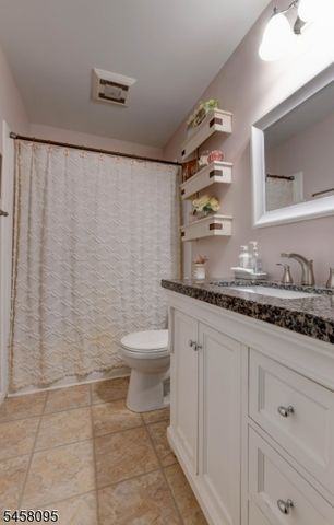 64 Grove St, Oakland Boro, NJ 07436