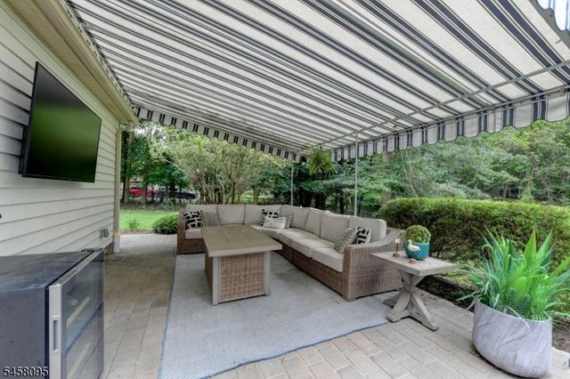 64 Grove St, Oakland Boro, NJ 07436