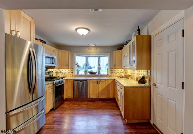 64 Grove St, Oakland Boro, NJ 07436