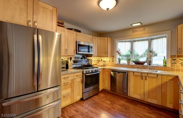 64 Grove St, Oakland Boro, NJ 07436