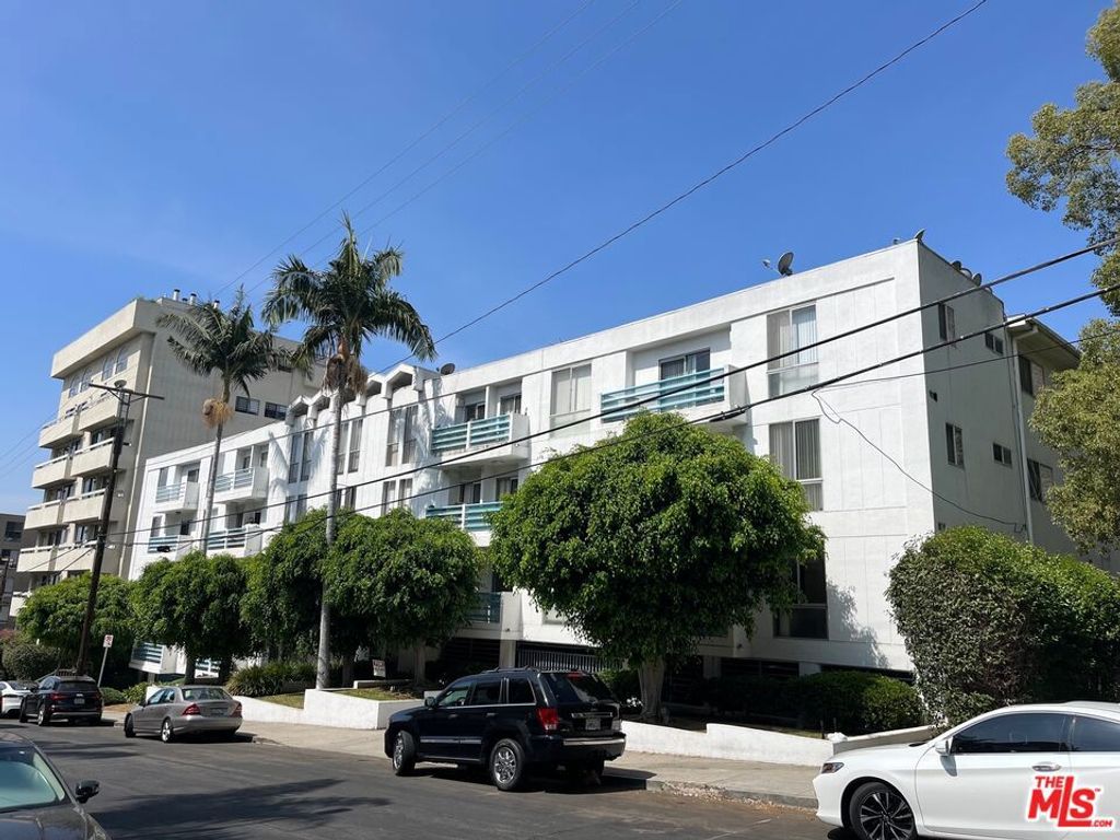 Image 17 of property listing at 1617 N Fuller Avenue, Los Angeles, CA 90046