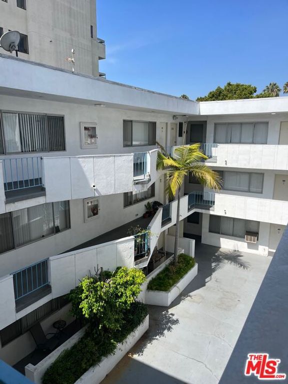 Image 18 of property listing at 1617 N Fuller Avenue, Los Angeles, CA 90046