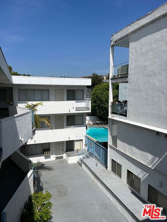 Image 5 of property listing at 1617 N Fuller Avenue, Los Angeles, CA 90046