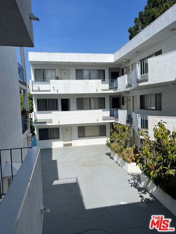 Image 6 of property listing at 1617 N Fuller Avenue, Los Angeles, CA 90046