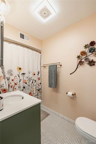 7328 Ravinia Drive, Pasadena Hills, MO 63121