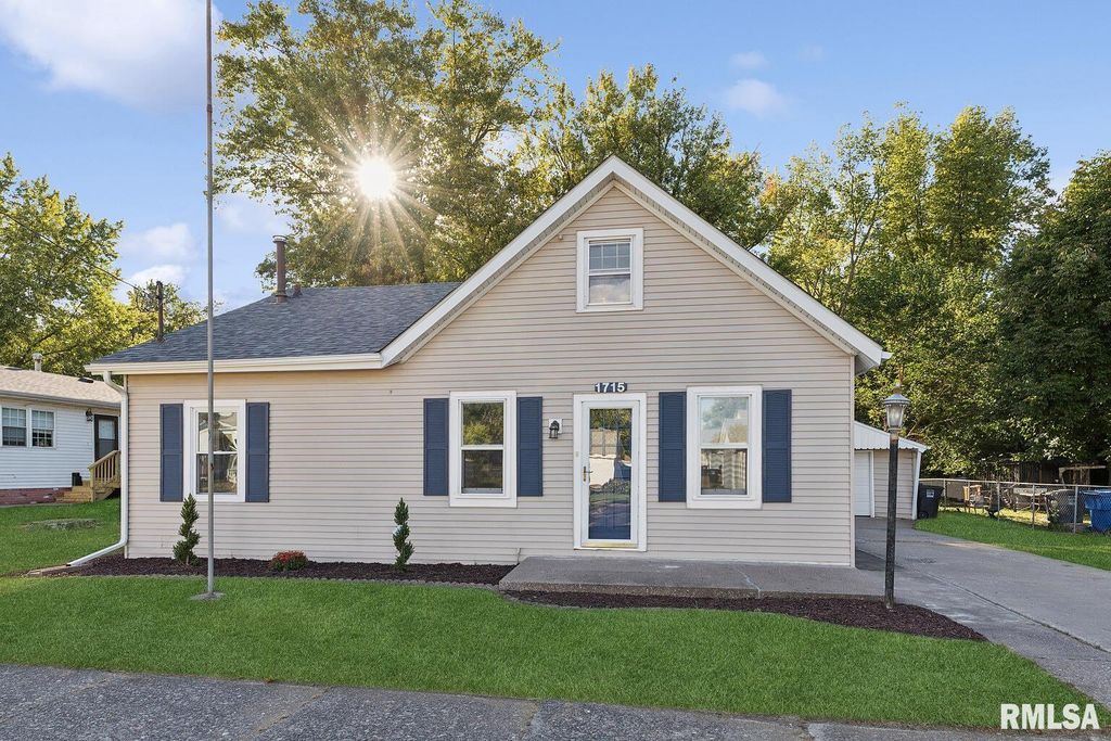 1715 2ND Street, Moline, IL 61265