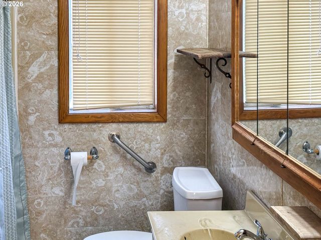 833 Ne JACKSON St, Roseburg, OR 97470