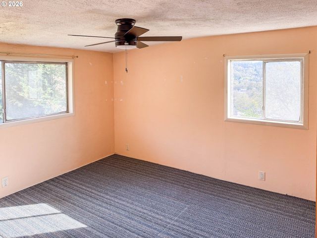 833 Ne JACKSON St, Roseburg, OR 97470