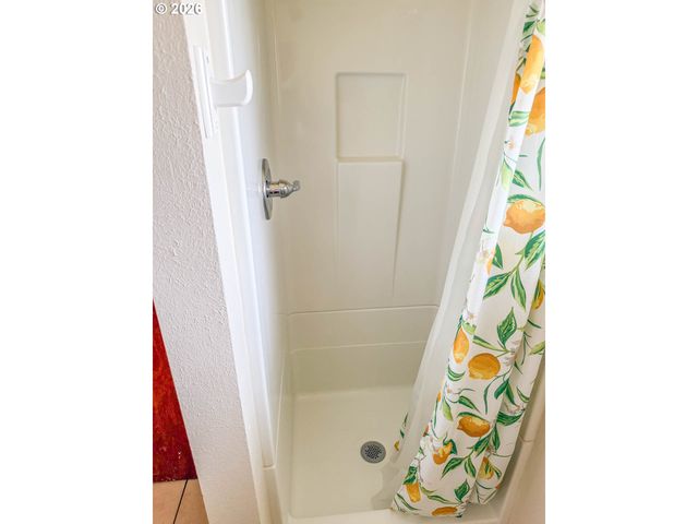 833 Ne JACKSON St, Roseburg, OR 97470