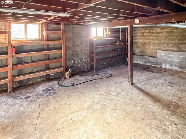 833 Ne JACKSON St, Roseburg, OR 97470