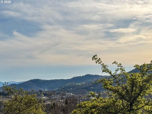 833 Ne JACKSON St, Roseburg, OR 97470