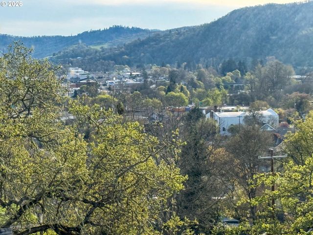 833 Ne JACKSON St, Roseburg, OR 97470