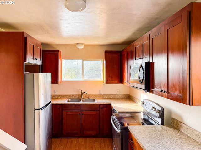 833 Ne JACKSON St, Roseburg, OR 97470