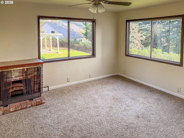 833 Ne JACKSON St, Roseburg, OR 97470