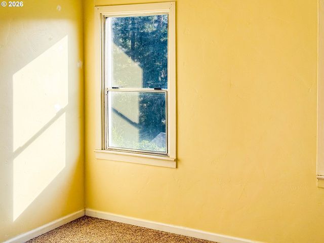 833 Ne JACKSON St, Roseburg, OR 97470