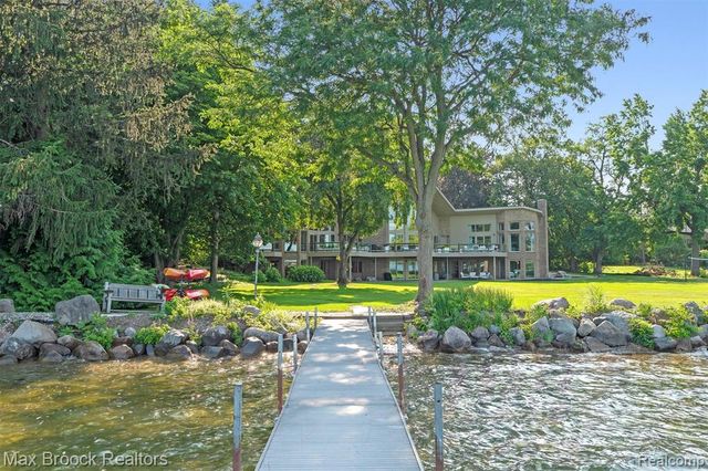 3333 W Shore Drive, Orchard Lake, MI 48324