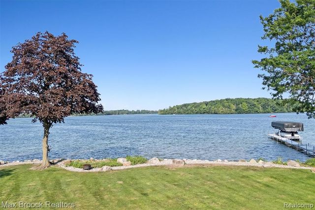 3333 W Shore Drive, Orchard Lake, MI 48324