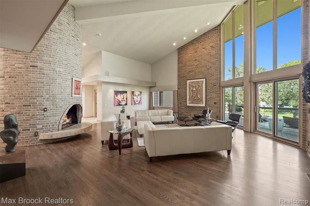 3333 W Shore Drive, Orchard Lake, MI 48324