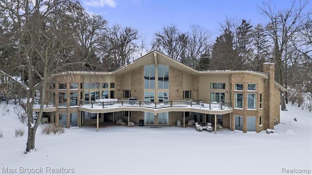 3333 W Shore Drive, Orchard Lake, MI 48324