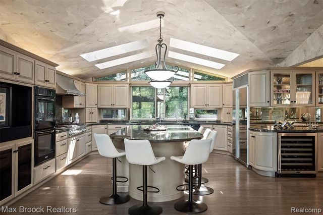 3333 W Shore Drive, Orchard Lake, MI 48324