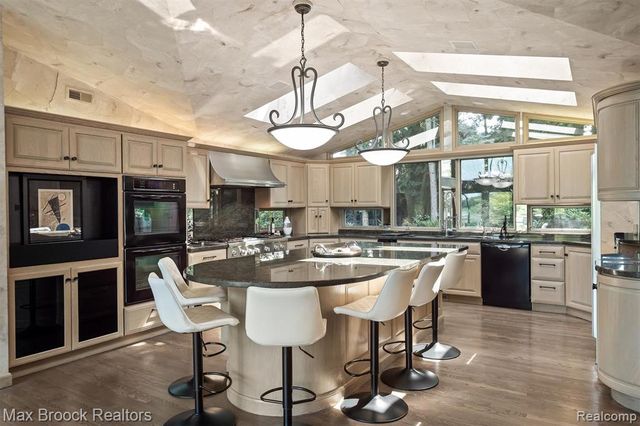 3333 W Shore Drive, Orchard Lake, MI 48324