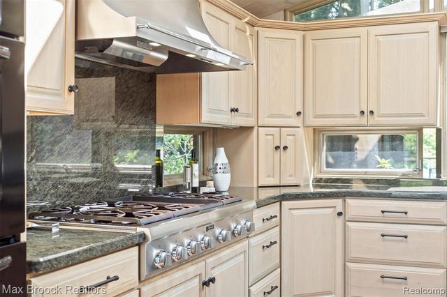 3333 W Shore Drive, Orchard Lake, MI 48324