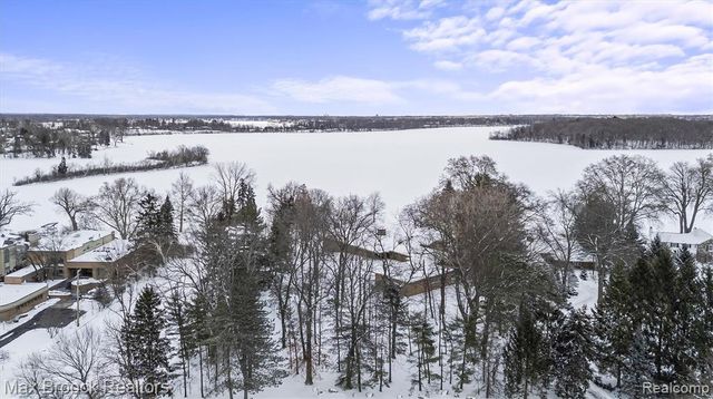 3333 W Shore Drive, Orchard Lake, MI 48324