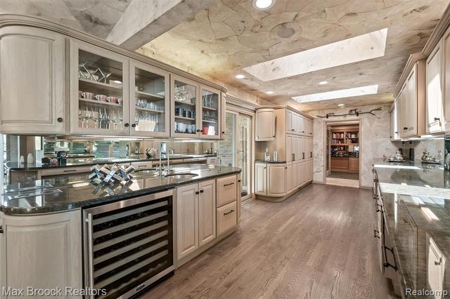 3333 W Shore Drive, Orchard Lake, MI 48324