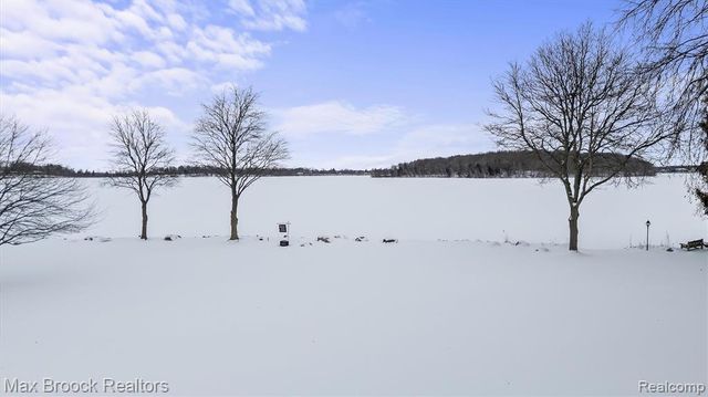 3333 W Shore Drive, Orchard Lake, MI 48324